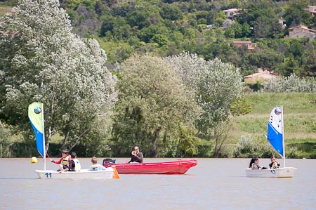 Base de loisir à Apt: Lieu de promenade, base nautique, zone de pêche et site d'activités de plein air, le plan d'eau d'Apt est un lieu de détente et de loisirs très agréable. L'école de voile est affiliée à la Fédération Française de Voile, et tous les moniteurs sont diplômés d'Etat. Base de loisir à Apt